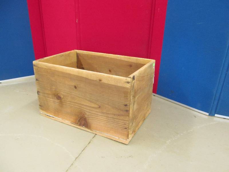 lot 67 image: Wood box
