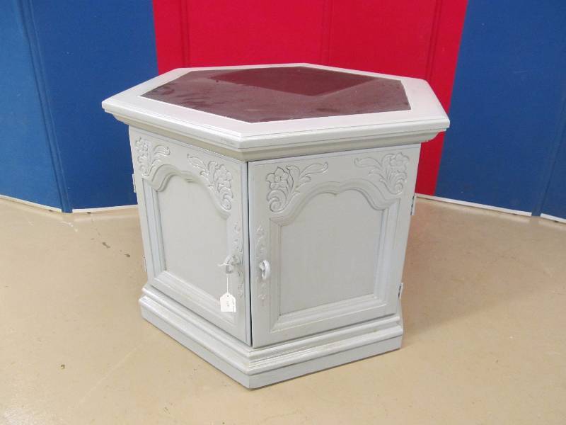 lot 72 image: Vintage End Table