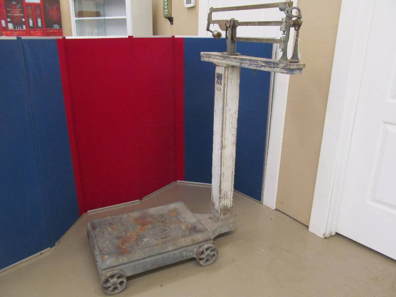 lot 74 image: Antique Scale