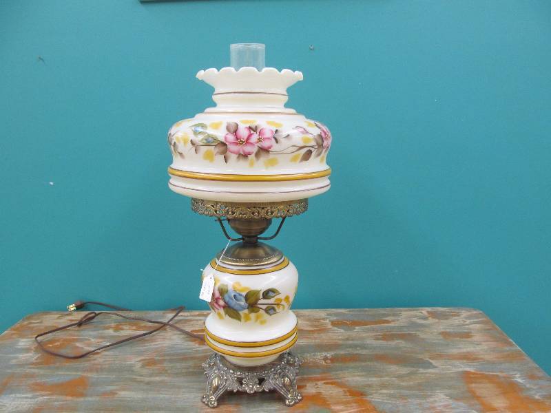 lot 89 image: Vintage Lamp