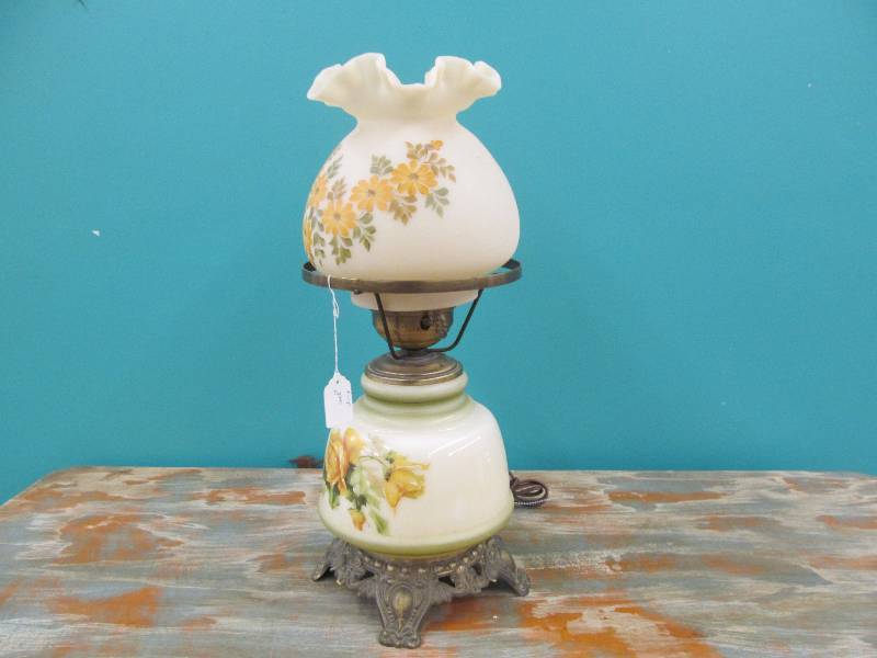 lot 91 image: Vintage lamp