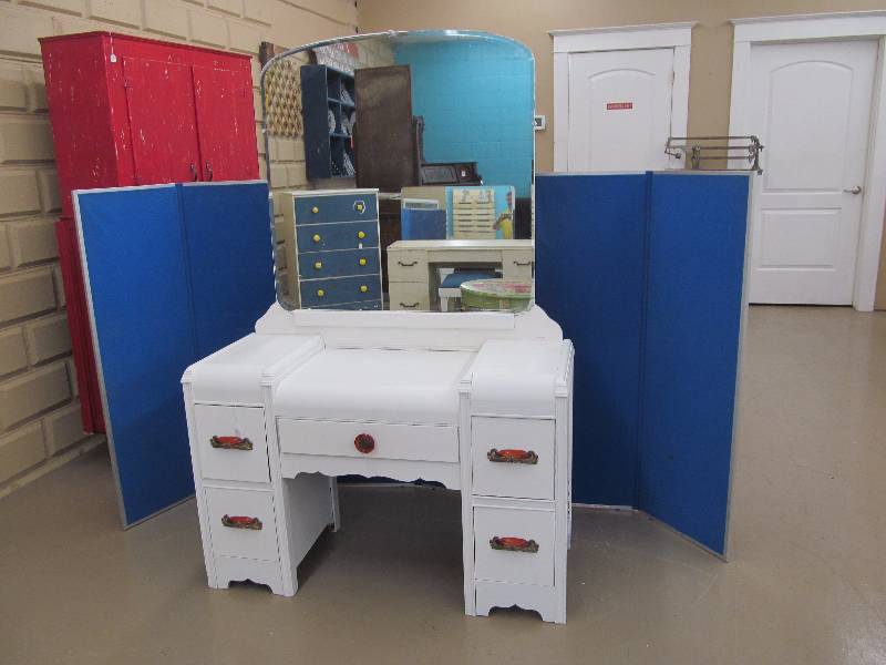 lot 93 image: Dresser