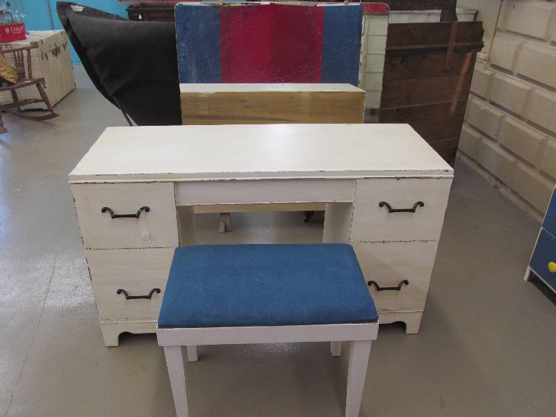 lot 98 image: Vintage Vanity