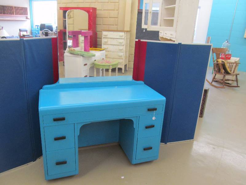 lot 99 image: Vintage Dresser