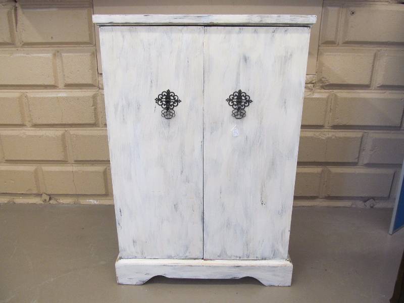 lot 101 image: Vintage Cabinet