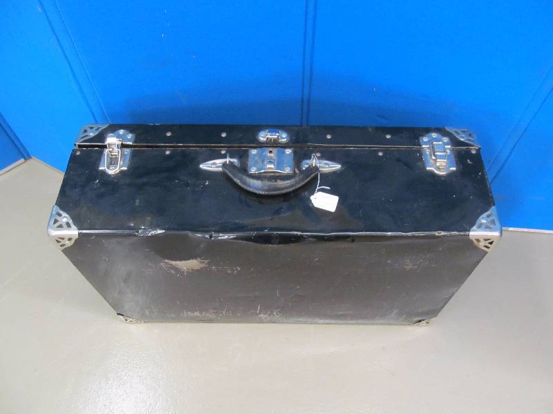 lot 116 image: Vintage trunksuitcase