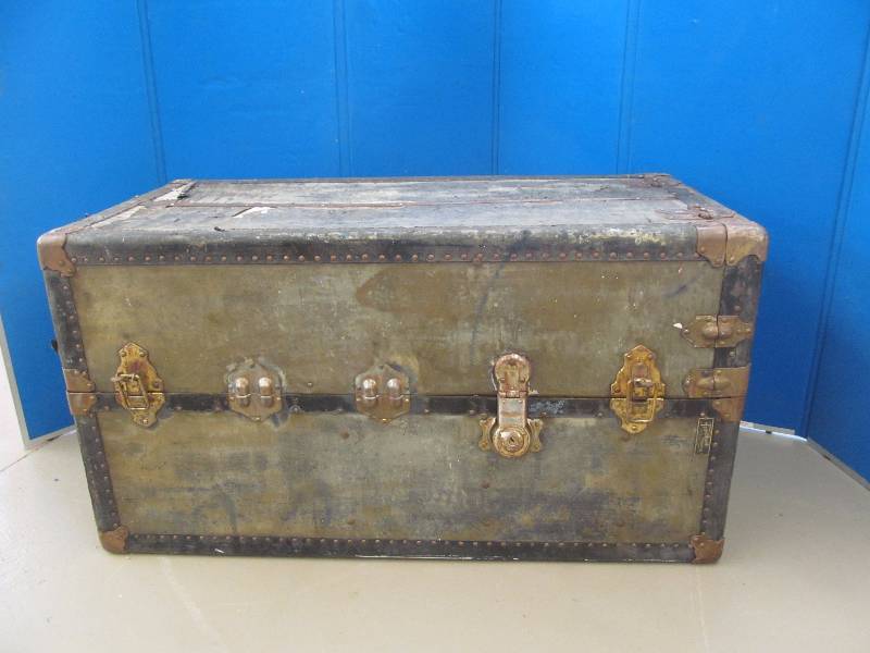 lot 125 image: Antique Travelers Chest