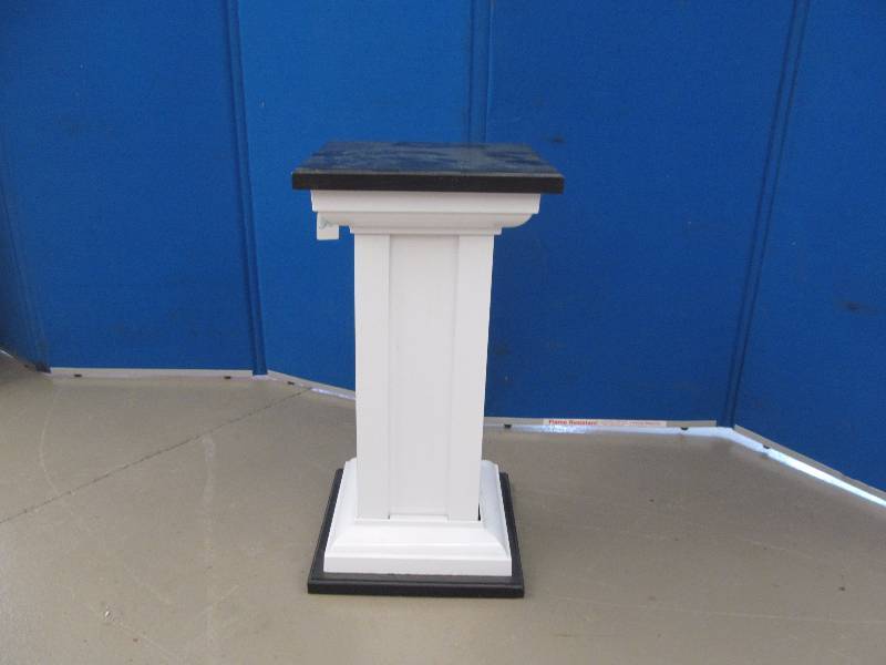 lot 131 image: Pedestal