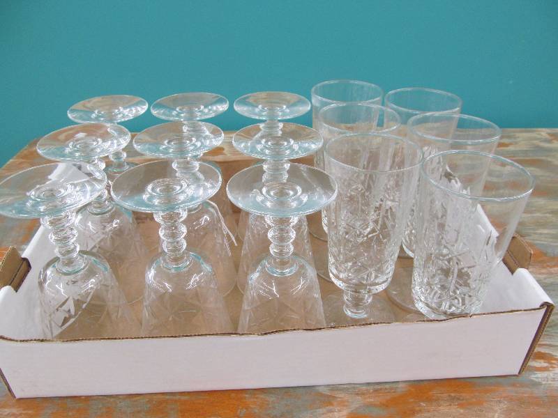 lot 176 image: Glassware