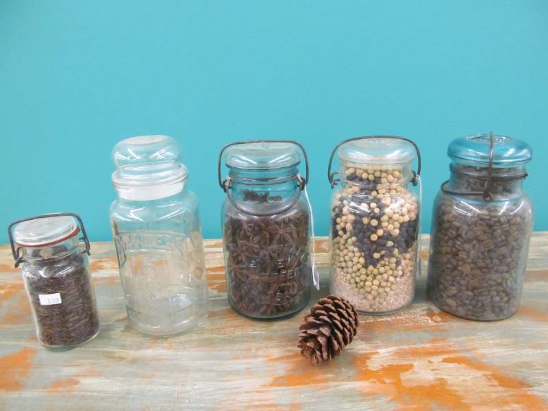 lot 179 image: Vintage jars