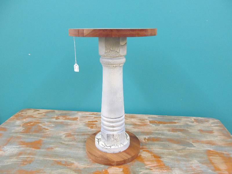 lot 195 image: Pedestal