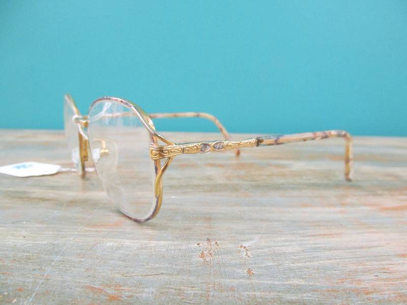 lot 208 image: Vintage glasses