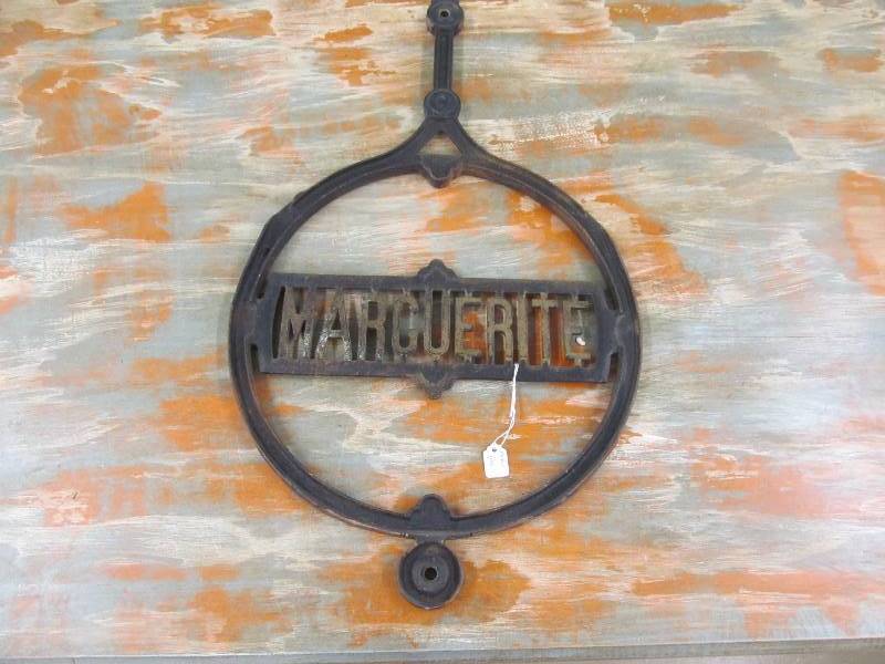 lot 232 image: Cast iron item