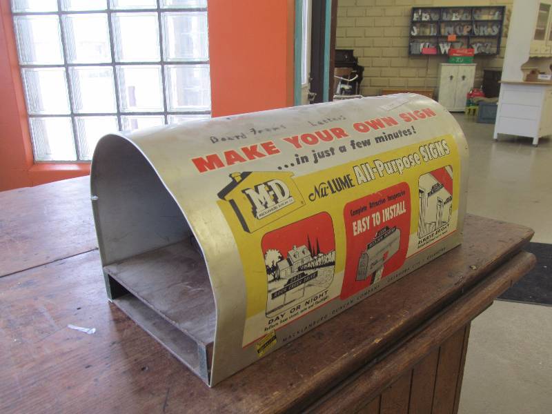 lot 253 image: Mailbox