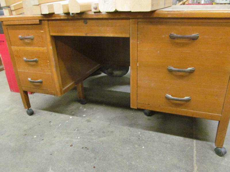 lot 289 image: Vintage Desk
