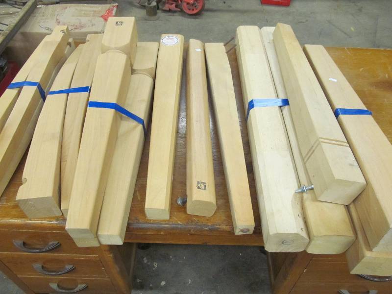 lot 290 image: Wood legs