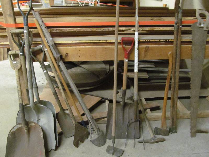 lot 298 image: Garden tools