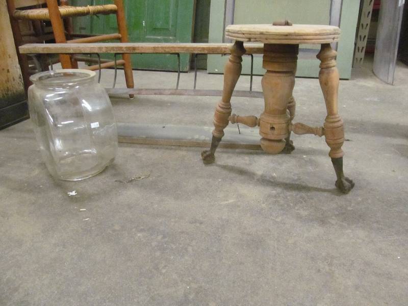 lot 301 image: Household