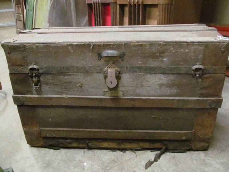 lot 311 image: Vintage travelers chest