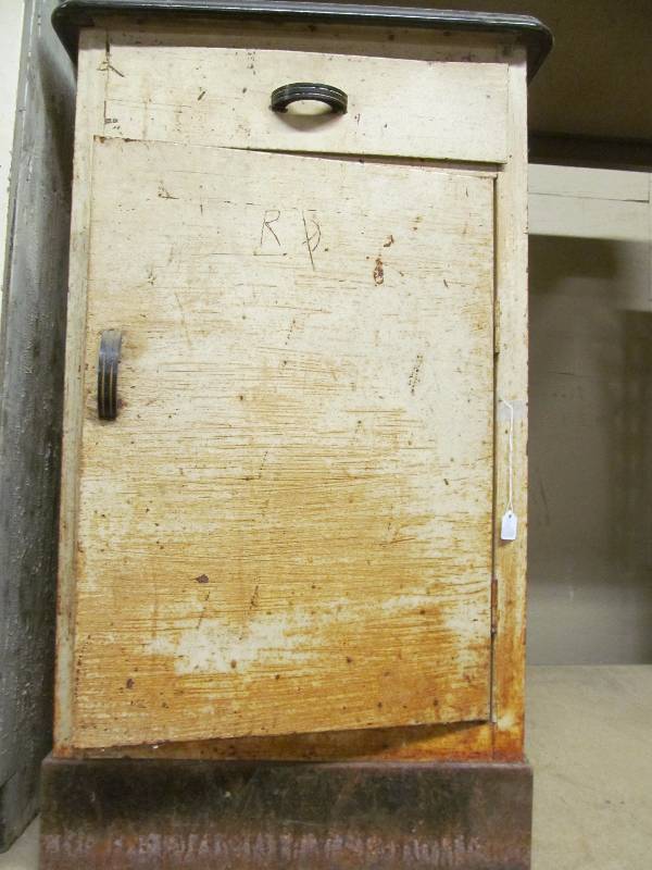 lot 312 image: Vintage cabinet