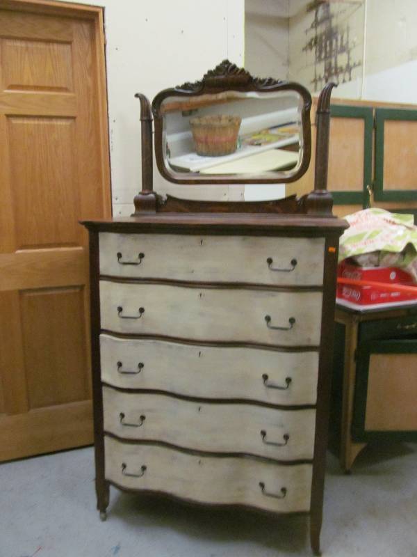 lot 263 image: Antique dresser