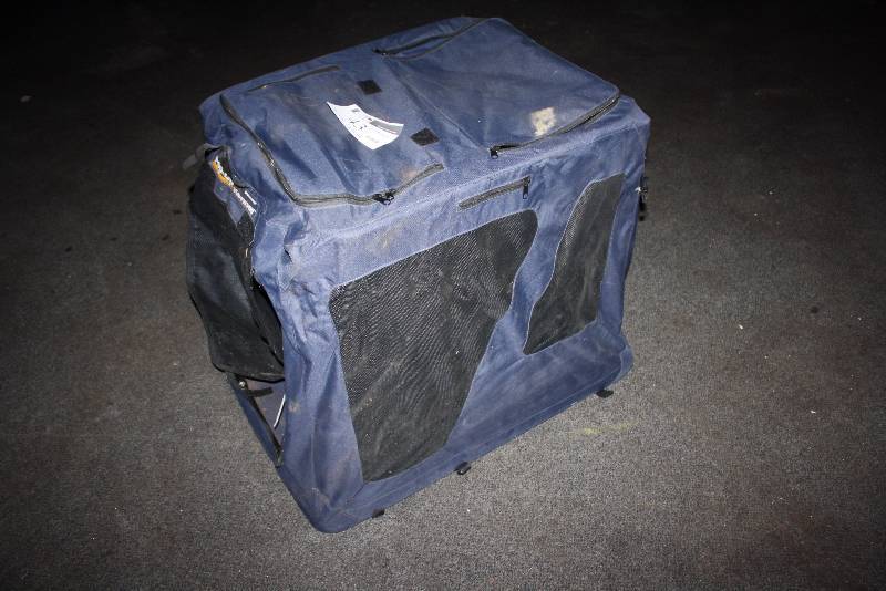 lot 43 image: Portable Dog Kennel wDoor & Mesh Fabric Sides 24 x 35 x 29.