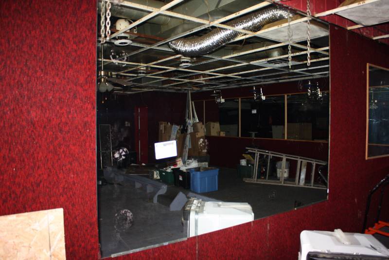lot 40 image: Mirror 90 x 67 Requires Tools For Removal.
