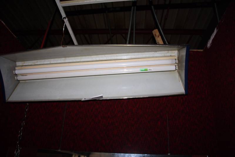 lot 37 image: Pool Table Light wCord & Bulbs 14 x 50.5.