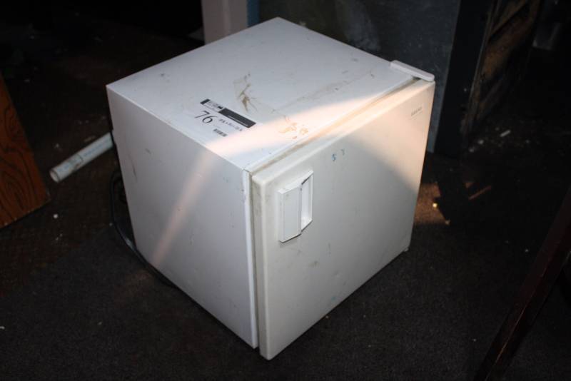 lot 76 image: Sanyo Mini-Fridge Model SR-172W 120V, 60Hz White.