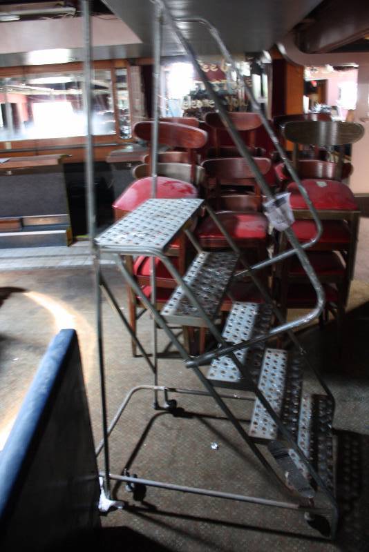 lot 94 image: Pallet Ladder w5 Steps & Side Rails 27 x 43 x 81.