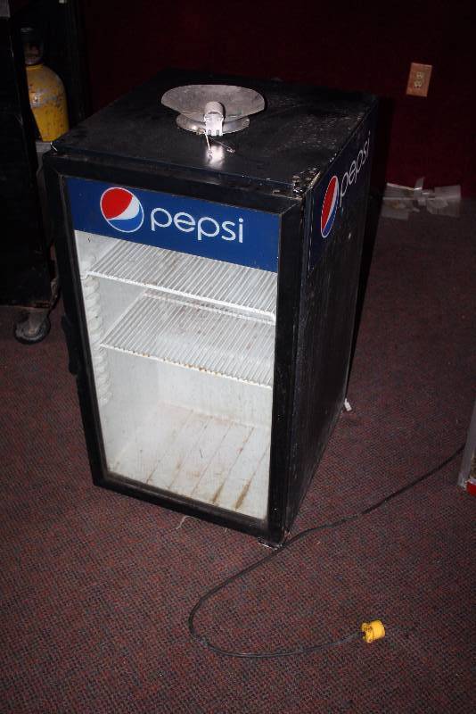 lot 102 image: Pepsi Beverage Cooler wRacks & Cord 21.5 x 23 x 38.