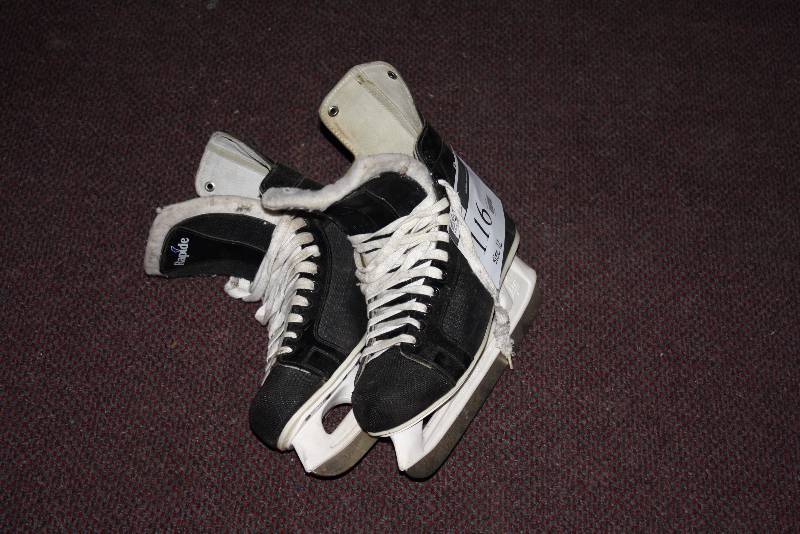 lot 116 image: Rapide Hockey Skates CCM Size 12.