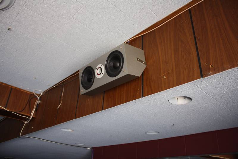 lot 122 image: Lot of (4) Speakers wDual Cones wMounting Brackets Requires Tools For Removal.