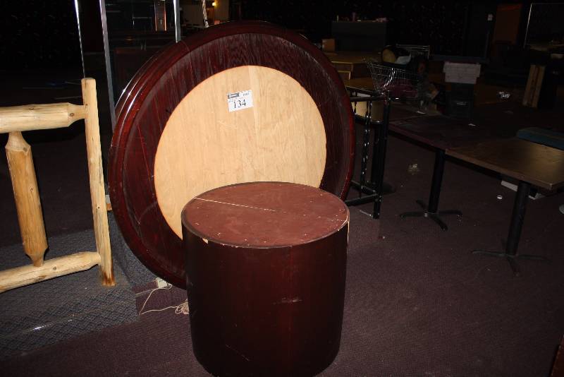 lot 134 image: Circular Table wBase 60 x 60 x 30.