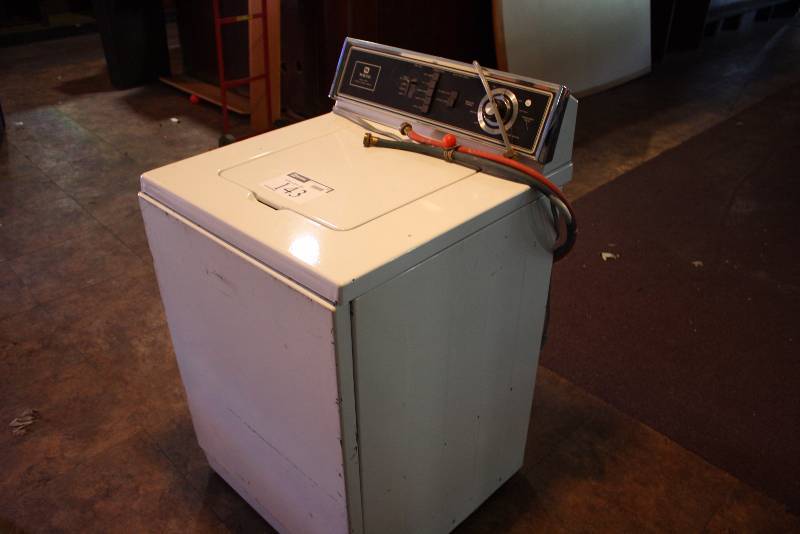 lot 143 image: Maytag Washing Machine Model A883 Series 10 120V 60Hz 25.5 x 27 x 42 Untested.
