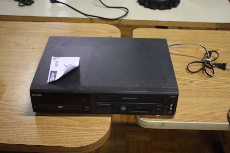 lot 186 image: Philips Video Cassette RecorderDVD Player Black Model No. DV900VHS.