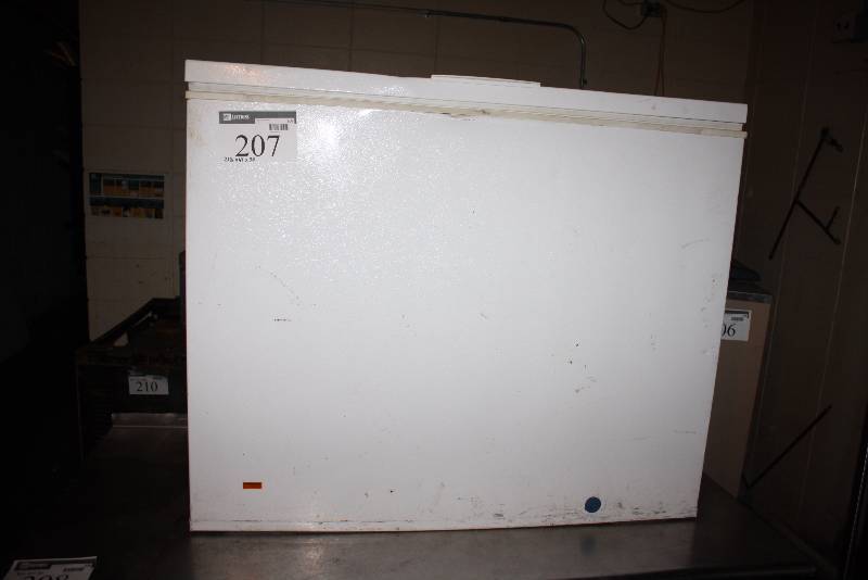 lot 207 image: Electrolux Ice Chest Model FFC09C3AW6 5.0A 115VAC White 21.5 x 41 x 34.