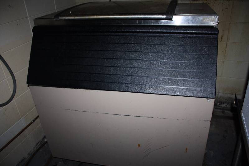 lot 206 image: Commercial Ice Maker wIce Scoop 34 x 48 x 50.