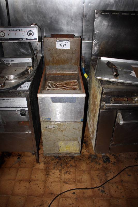 lot 202 image: Pitco Frialator Deep Fryer Does Not Include Baskets 15 x 30 x 46.