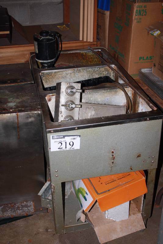 lot 219 image: Waterless Food Warmer wSectional Infinite Switch Controls Includes Contents 22.5 x 44.5 x 32.5.