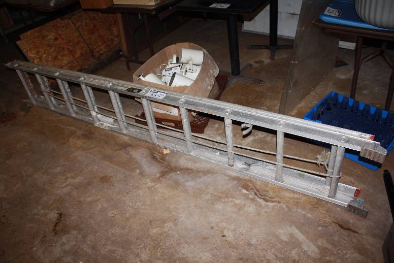 lot 227 image: 20 Extension Ladder Metal.