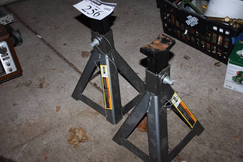 lot 256 image: Lot of (2) Jack Stands.