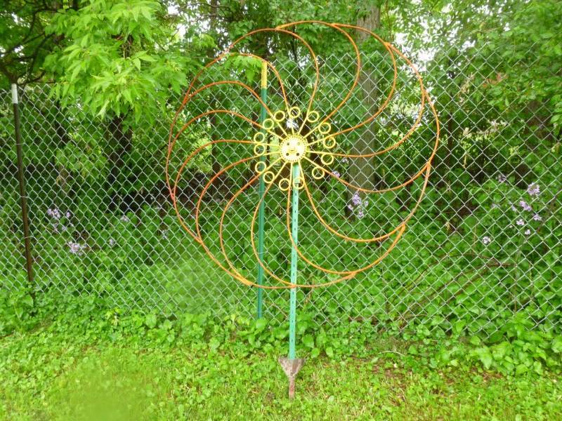 lot 4 image: Large Yard Decoration
