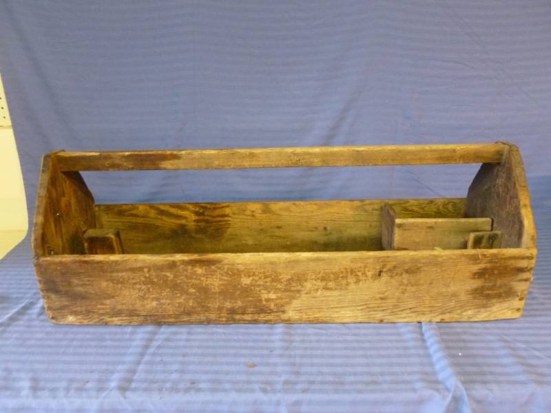 lot 40 image: Vintage Wooden Carpenters Box