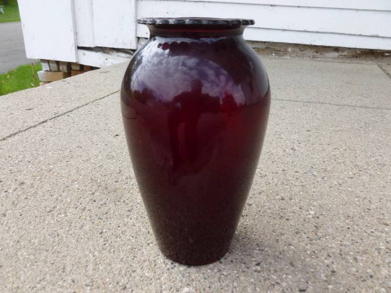 lot 76 image: Ruby Red Vase