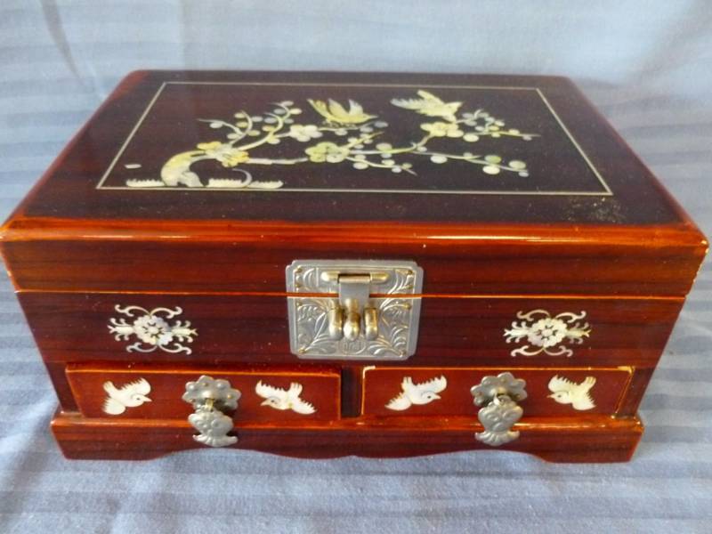 lot 107 image: Music Jewelry Box
