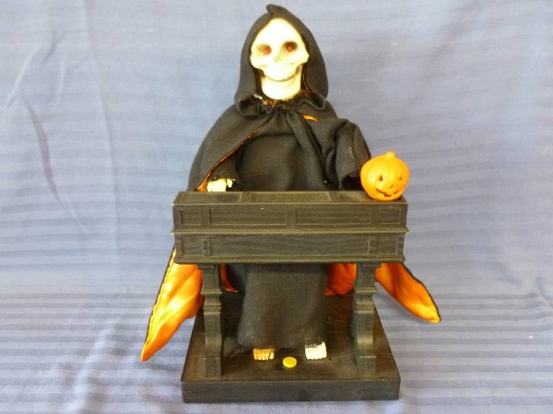 lot 113 image: Halloween Item