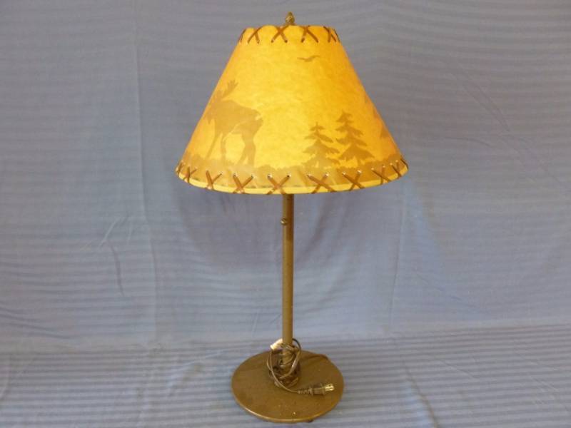 lot 128 image: Up North Themed Lamp