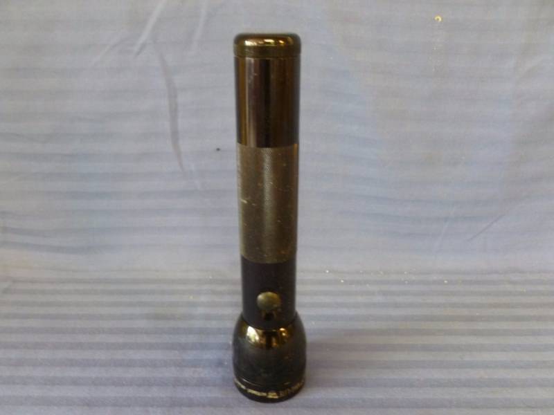 lot 143 image: Mag-Lite Flashlight