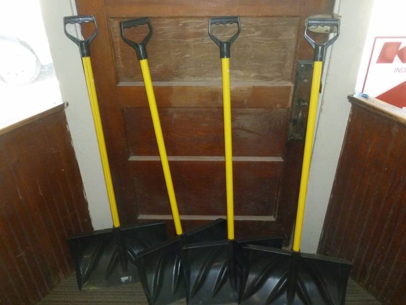 lot 151 image: Snow Shovels